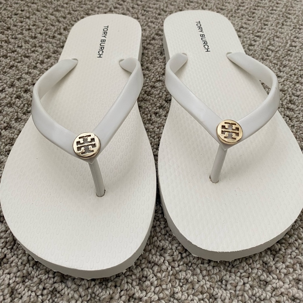 NEW No Tag- never worn Tory Burch thin white flip flops with gold accent. Size 7